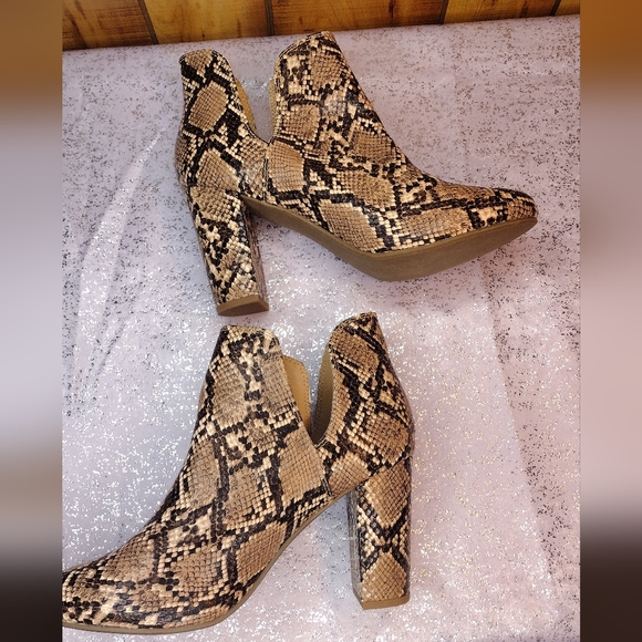 🐍 faux snake skin heel Booties - Picture 1 of 5